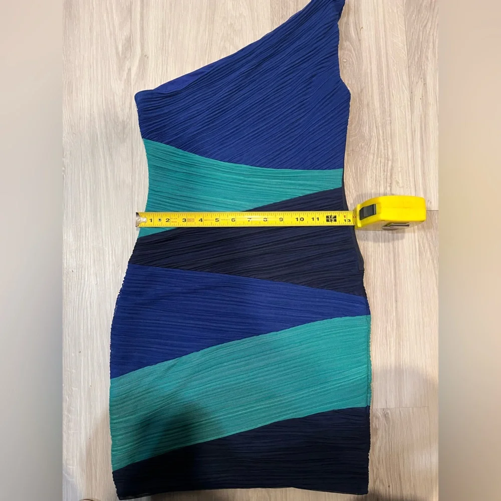 BCBG MAXAZRIA Elegant Blue and Green One-Shoulder Dress - Picture 4 of 7